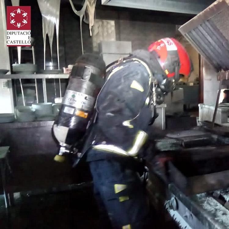 Un trabajador, herido grave por un incendio en un camping de Benicarló