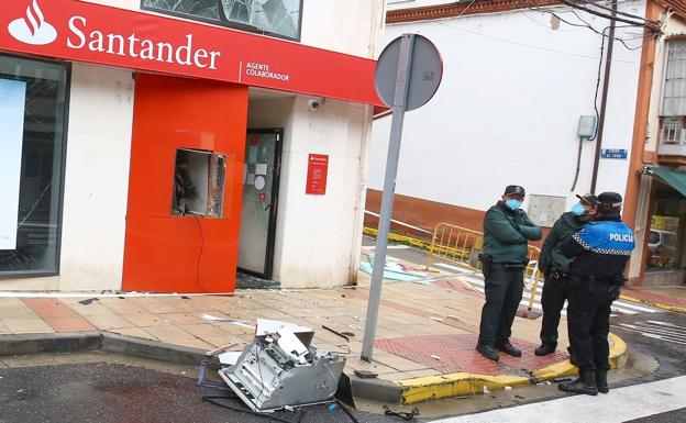 'Revientan' con explosivos el cajero de una oficina bancaria en León