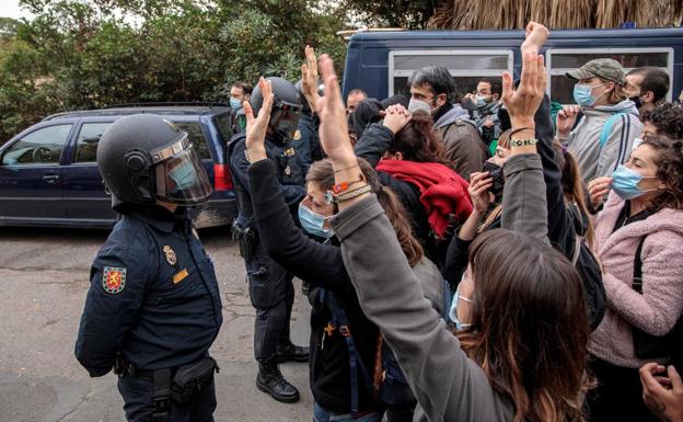 Los okupas vuelven al Casal Social de Benimaclet tras una carga policial