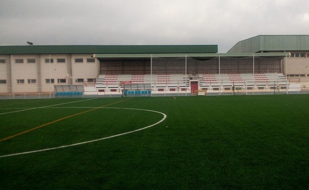 Benifaió sustituye el césped del campo de fútbol