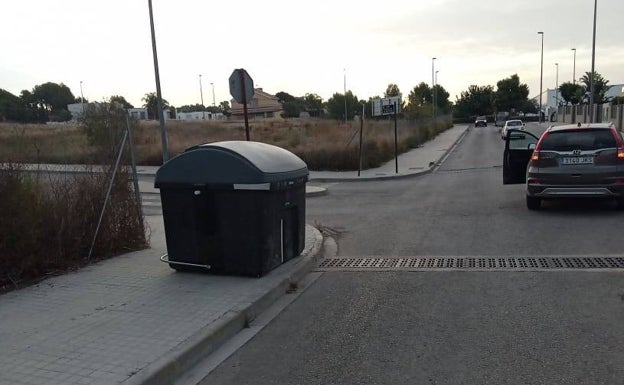 Vecinos de San Antonio de Benagéber tienen que recorrer 400 metros para tirar la basura