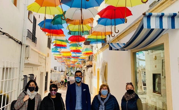 Teulada Moraira decora con colores el cielo de una de sus calles