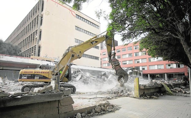 Una treintena de arquitectos cargan contra los derribos en la Escuela de Agrónomos