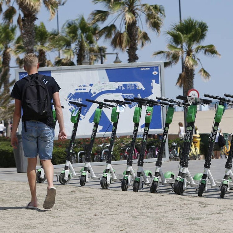 El Ayuntamiento limitará a 2.000 las motos de alquiler en la calle y veta los patinetes