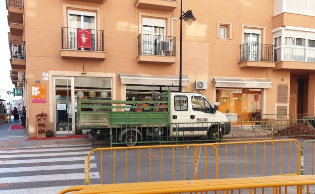 Comerciantes de Puçol protestan por unas obras en la vía pública en plena campaña de Navidad