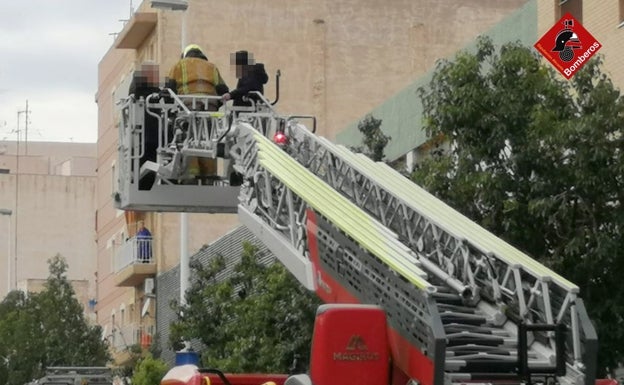 Rescatados dos ancianos y un bebé en el incendio de su vivienda en Elche