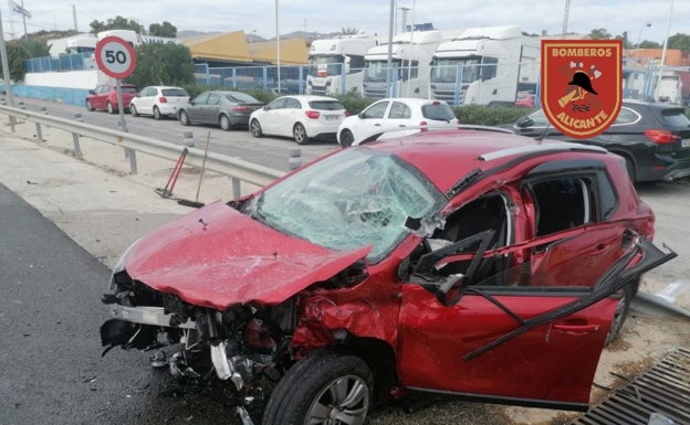 Herida una mujer de 51 años en un accidente entre un coche y un camión en Alicante