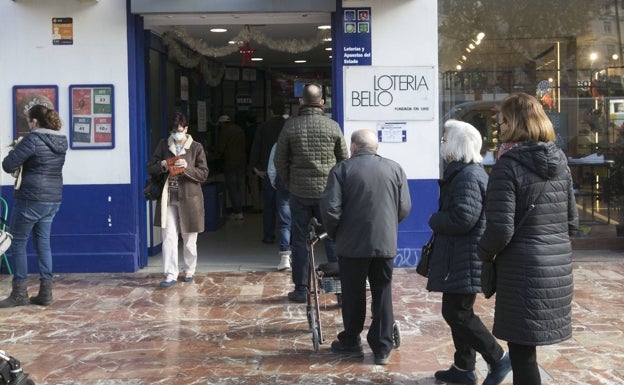 Colas de última hora, auge de la venta 'online' y menos gasto en Lotería de Navidad