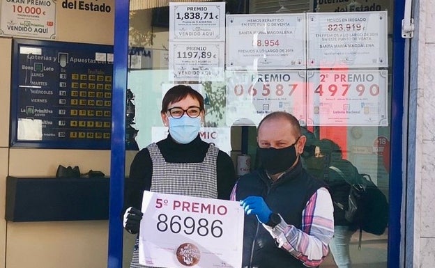 Una asociación de Familiares de Enfermos de Alzheimer de Novelda reparte 600 décimos de un quinto premio