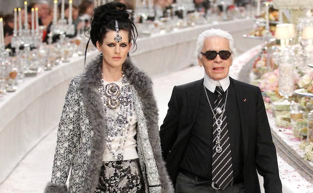Stella Tennant, musa de Karl Lagerfeld, junto al diseñador tras un desfile./REUTERS