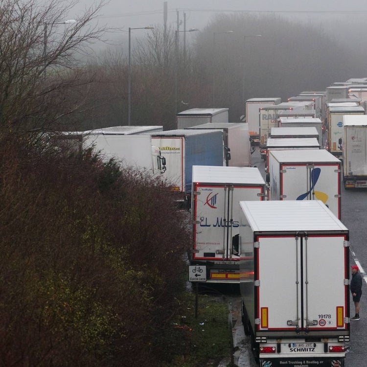 La Generalitat critica la «confusión» de Reino Unido y Francia y urge soluciones para los camioneros
