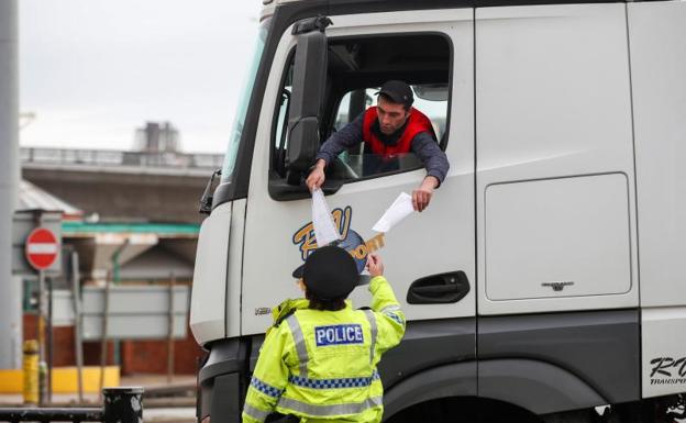 La Generalitat critica la «confusión» de Reino Unido y Francia y urge soluciones para los camioneros