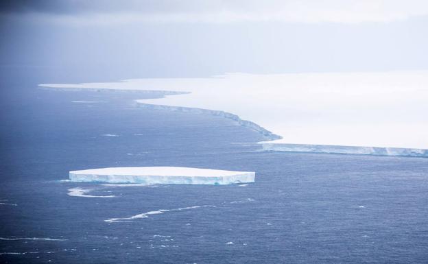 El iceberg gigante A-68A sigue su azaroso viaje