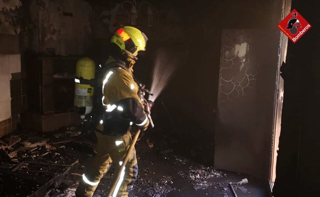 Asistida una mujer en el incendio de una vivienda en Castalla