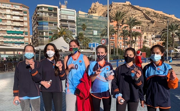 Medio millar de alicantinos participan en la San Silvestre más solidaria