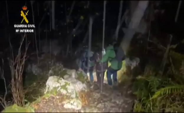 Rescatan a una familia con un niño de 6 años perdida en el monte en una noche con frío y nieve