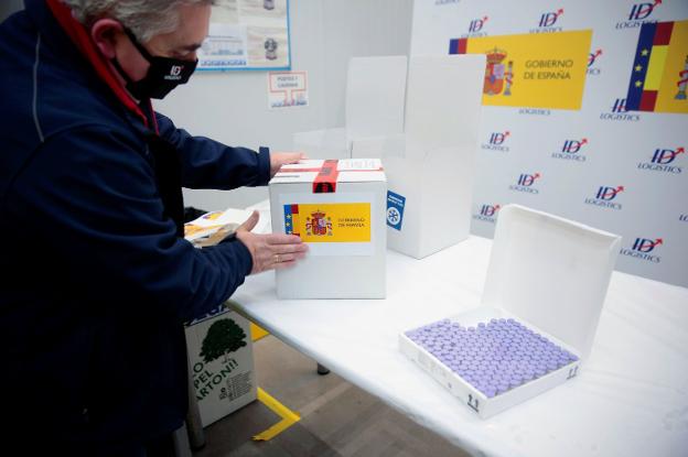 El inicio de la vacunación llega con el aumento de la presión en los hospitales