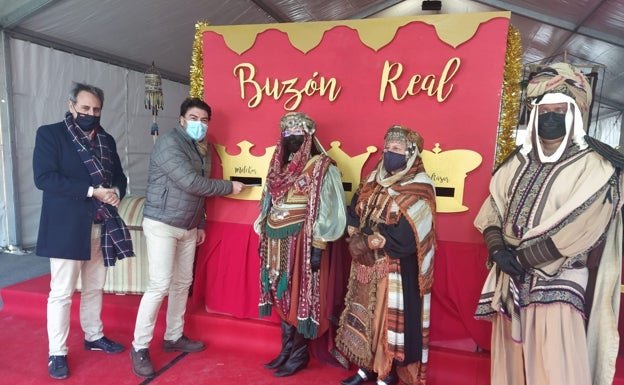 Los Carteros Reales encabezan la llegada de los Reyes Magos con la recogida de cartas por la ciudad