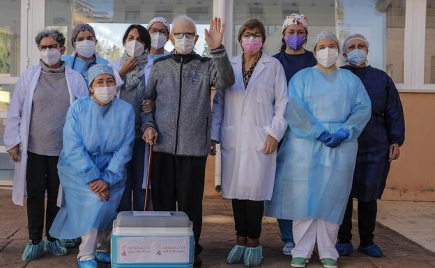 Sanidad confía en que la vacuna llegue a todas las residencias a mediados de enero