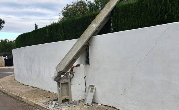 El viento desprende la cubierta de una instalación de pádel en Benifaió