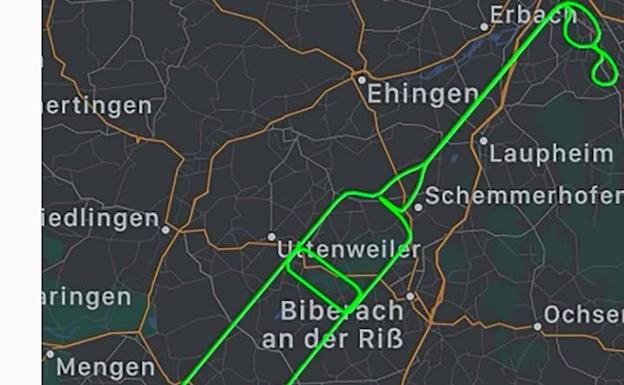 Un piloto dibuja una jeringa en el cielo como homenaje a la vacuna contra el coronavirus