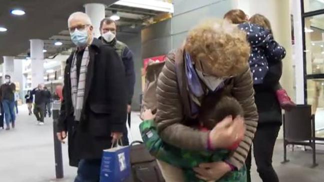VIDEO: Los abrazos protagonizan los reencuentros navideños a pesar de la pandemia