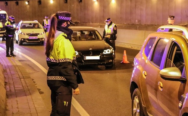 Veinte multas por no respetar el toque de queda y otro local cerrado por abrir de madrugada