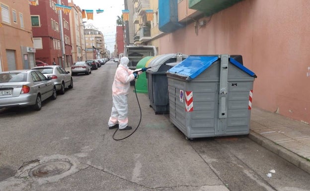 El Ayuntamiento baldeará las calles de Valencia cada 14 días e instalará máquinas para incentivar el reciclaje