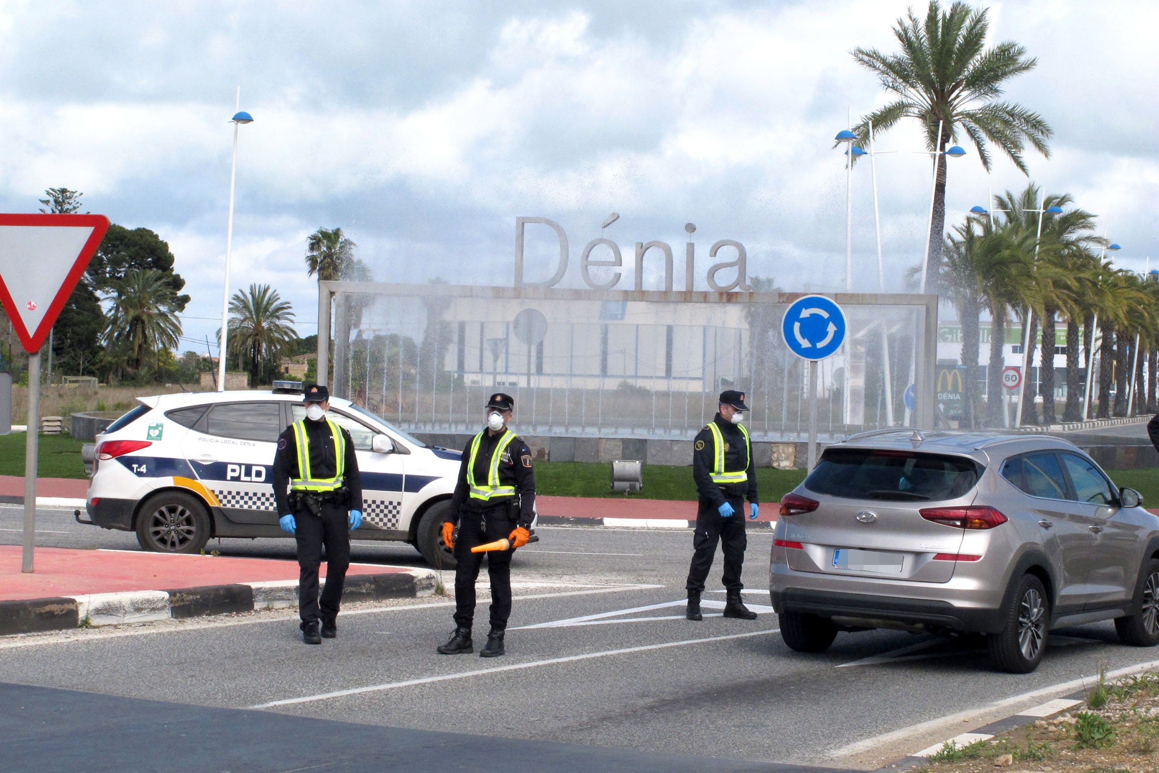 Los agentes de la Policía Local en un control durante el estado de alarma./tino calvo