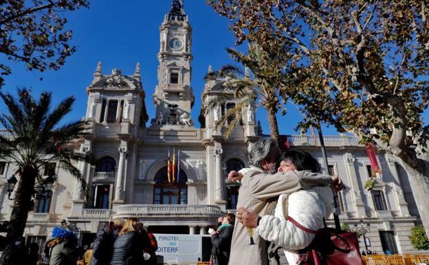Varias decenas de personas celebran el 'diaviejo' en la plaza del Ayuntamiento de Valencia