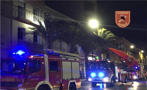 Un incendio sin heridos destruye completamente una vivienda en Alicante