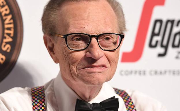 El famoso presentador de la CNN Larry King, hospitalizado por Covid desde hace una semana