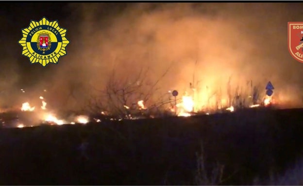 El viento complica un incendio de matorral cerca del Polígono de las Atalayas de Alicante y afecta a una hectárea de terreno