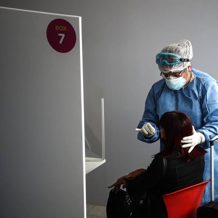 Sanidad hace 10.000 pruebas menos durante la Navidad mientras se disparan los contagios