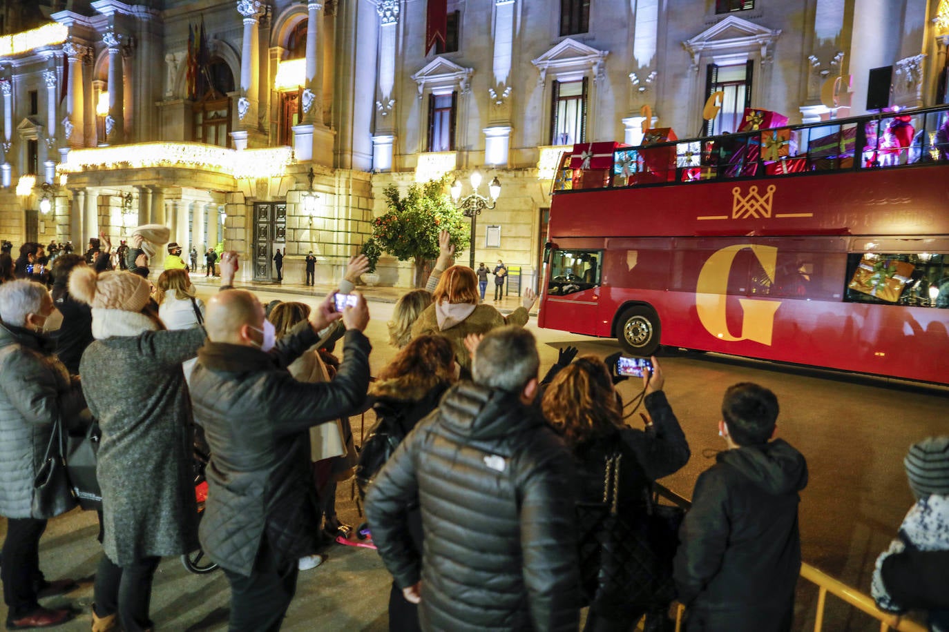 La cabalgata 'secreta' acaba con la plaza del Ayuntamiento de Valencia llena de público