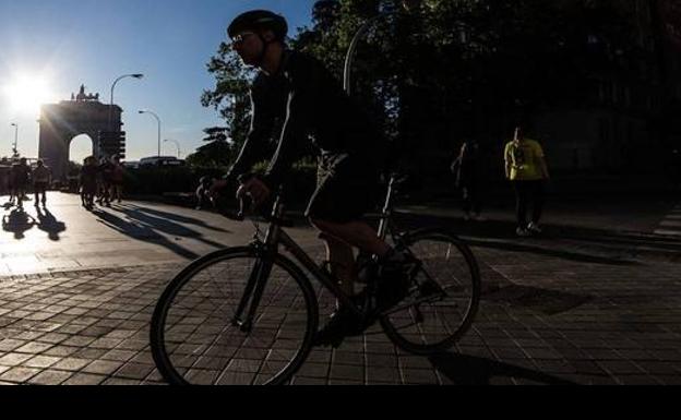 Multas de 200 euros a los patinetes y bicis por circular por las aceras