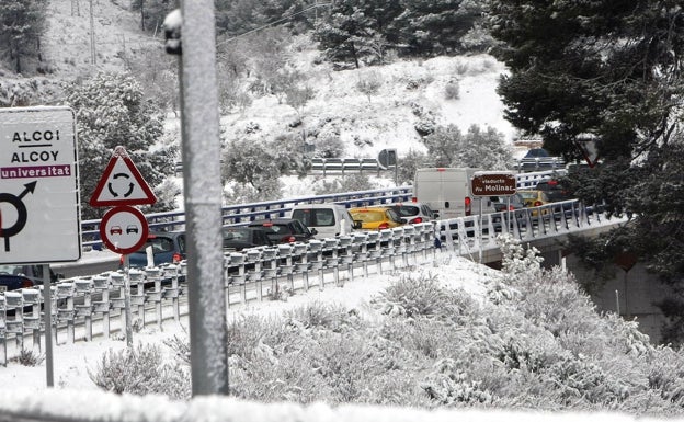 Una decena de localidades alicantinas suspenden este jueves la vuelta al cole por la nieve