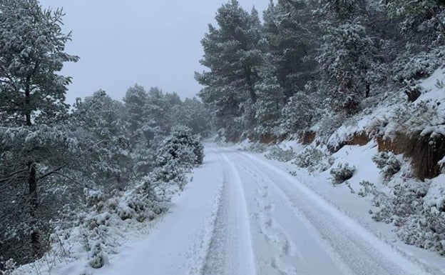 Ocho carreteras de la provincia de Alicante afectadas por la lluvia y la nieve