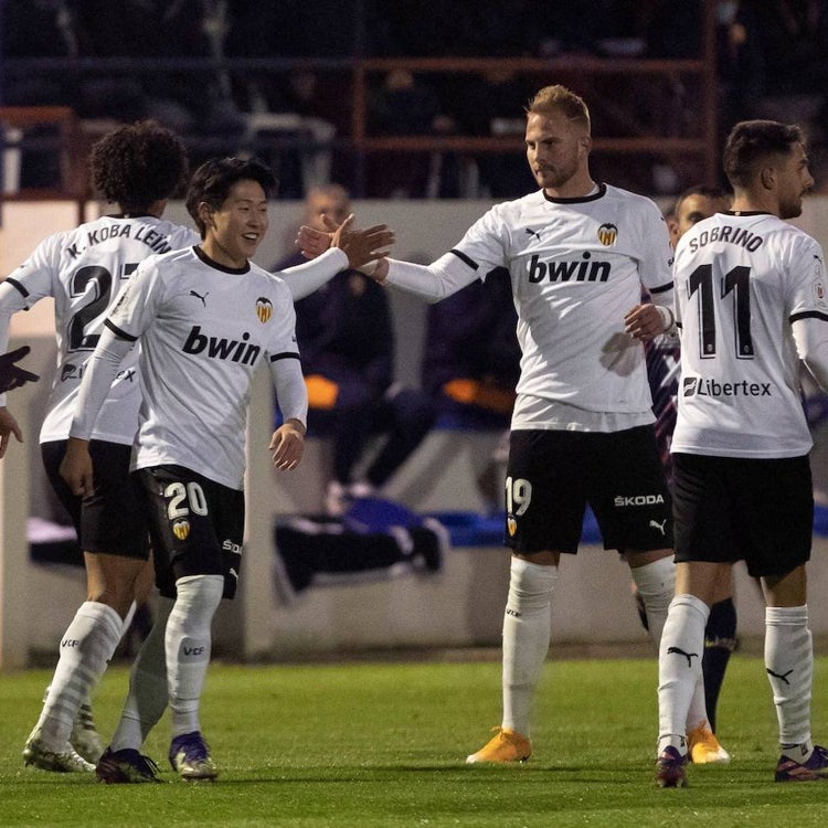 La controversia del fútbol con público