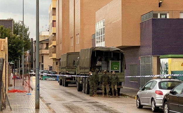 Efectivos de la UME desinfectan la residencia de Massanassa