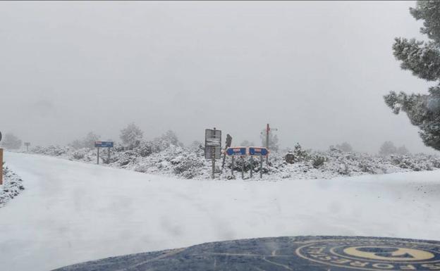 Trece personas quedan atrapadas en 5 vehículos bloqueados por la nieve en Ares