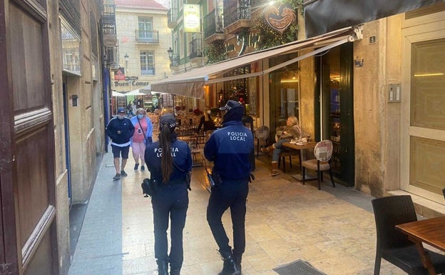 La Policía sanciona a quince clientes y a los encargados de tres locales por incumplir las nuevas medidas antiCovid