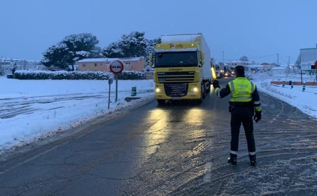 Restablecido el tráfico en la A-31, a la altura de Villena, donde estaban bloqueados unos 300 camiones