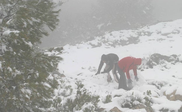 Rescatan a 14 personas atrapadas en la sierra de Aitana que se habían desplazado para ver la nieve