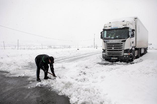 Los camiones atrapados en la A-3 retoman la circulación y otros 200 siguen retenidos en Segorbe