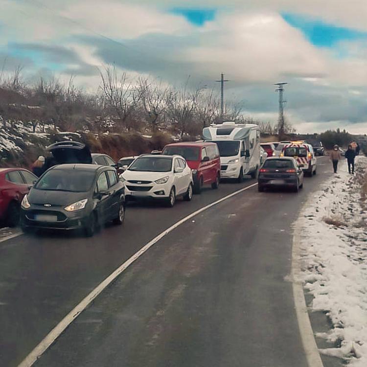 Retenciones de 20 kilómetros en carretera por las imprudencias para ir a ver la nieve