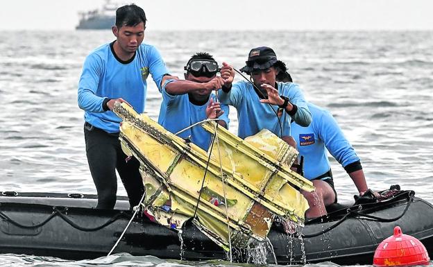 Indonesia localiza las cajas negras del avión siniestrado con 62 personas