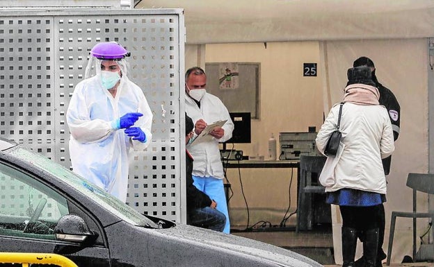 Los contagios de sanitarios se disparan en Navidad con 800 positivos