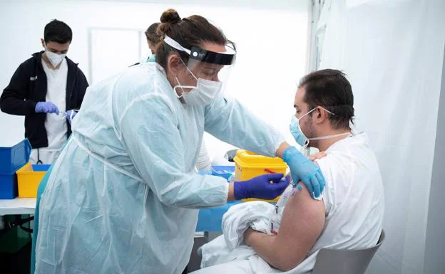 Sanitarios de Castellón se vacunan contra la covid-19./efe