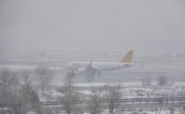 Barajas sigue bajo mínimos por las placas de hielo que cubren las pistas